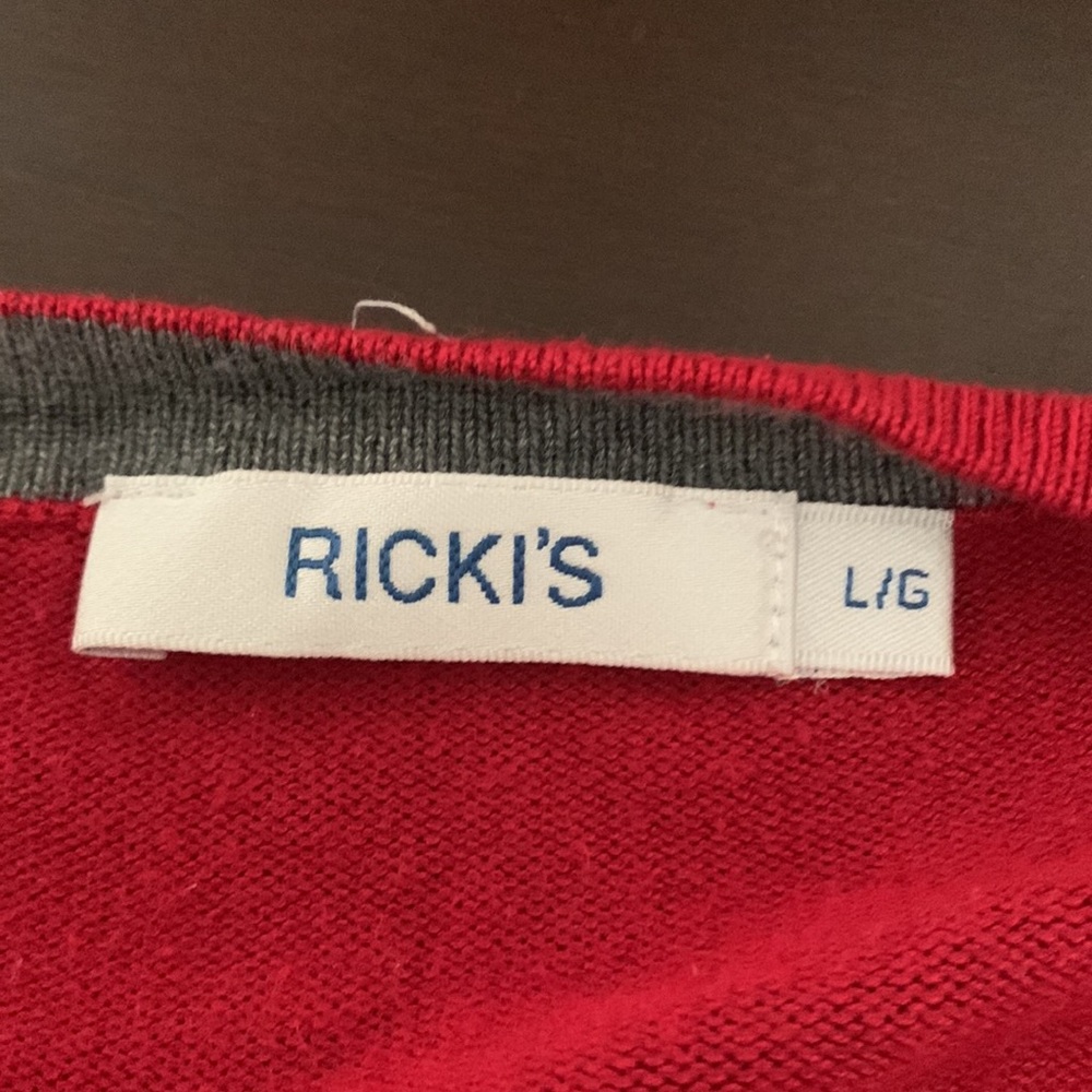 Red button closure cardigan - Picture 5 of 5